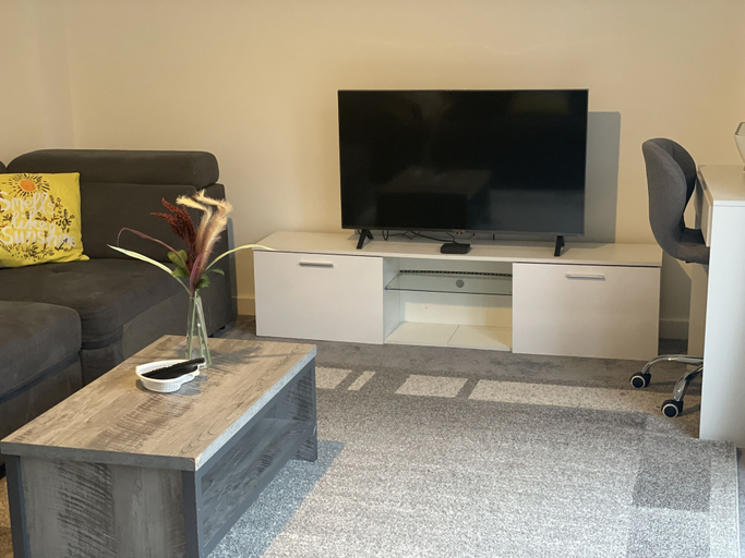 Others 4, Impeccable 3-bed House in Northampton, Northamptonshire