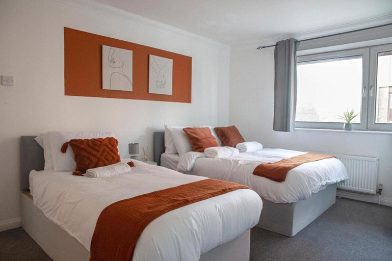 Bedroom 2, Charming 2-bed Apartment Free Parking in Wimbledon, London