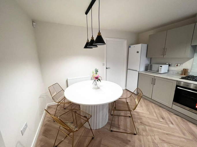 Others 3, 3-bed House, Sleeps 5, Free Parking, Bradford