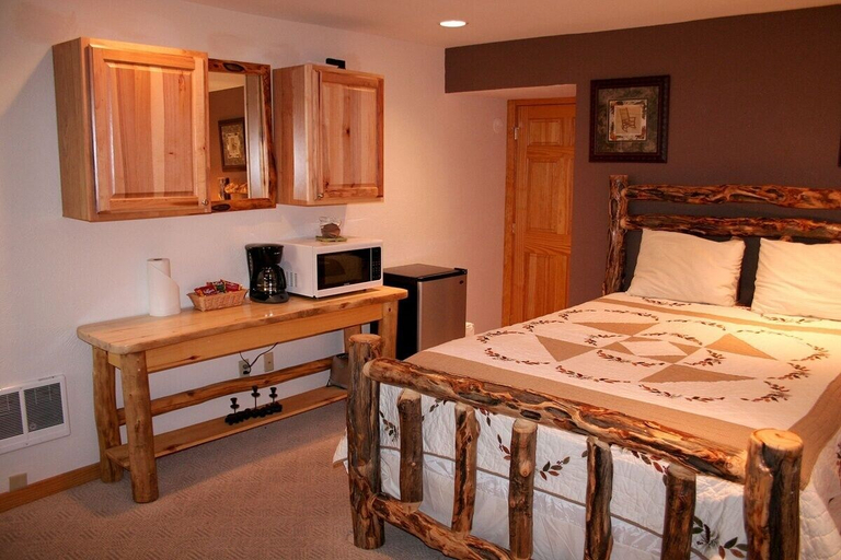 Primary image, Fawn Valley Inn: 253 1 Bedroom Apts, Larimer