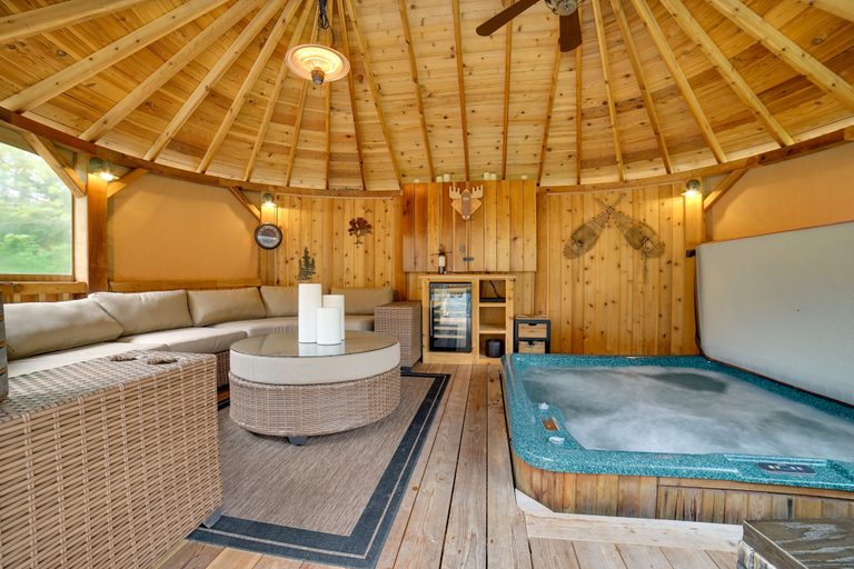 Others 1, 'moose Lodge' Cabin w/ Entertainment Gazebo!, King