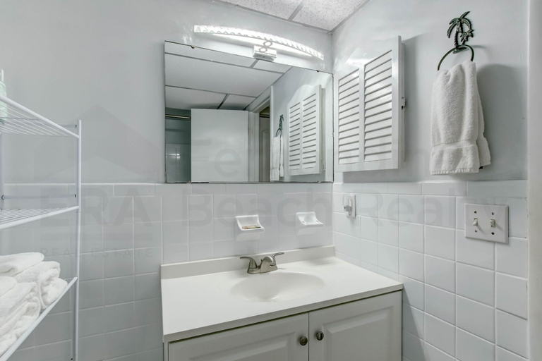 Bathroom 4, Spacious Oceanfront Condo, Easy Access to Private Fishing Pier by RedAwning, Nassau