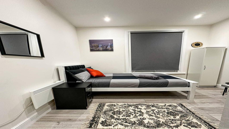 Others 3, Studio Flat in Ealing Broadway, London