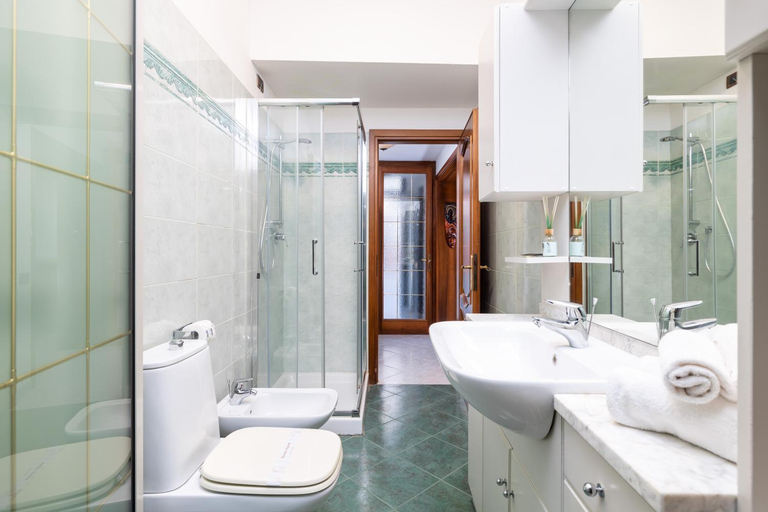 Bathroom 3, Ca Giardini Apartments in Biennale by Bricola Apartments, Venezia