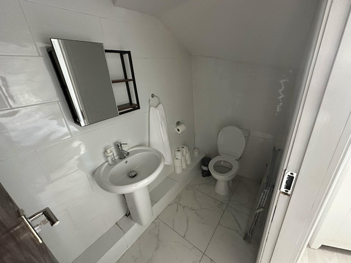 Bathroom, Captivating 1-bed Apartment in Birmingham, Sandwell
