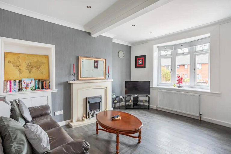 Others 5, Captivating 2-bed House in Hamilton With Jacuzzi, South Lanarkshire