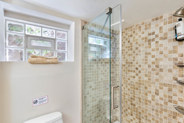 Bathroom 3, Beautiful 3br/3ba Colonial House by Cozysuites, Alexandria
