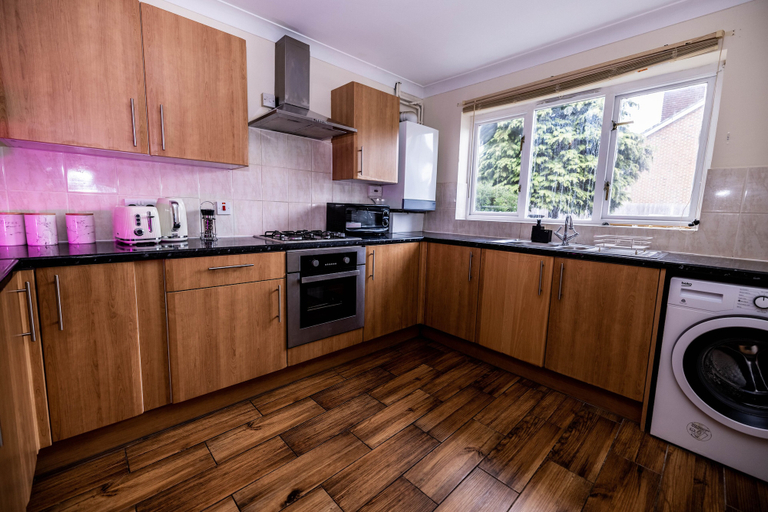 Private kitchen 4, Sleeps8-kingbeds-sofabed-garden-aircon-freeparking, London