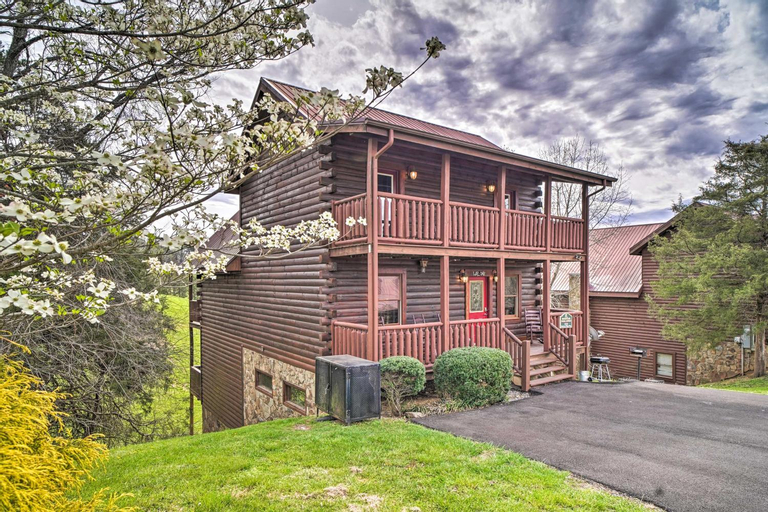 Mountain Pool Lodge Sevierville Cabin with Hot Tub, Sevier