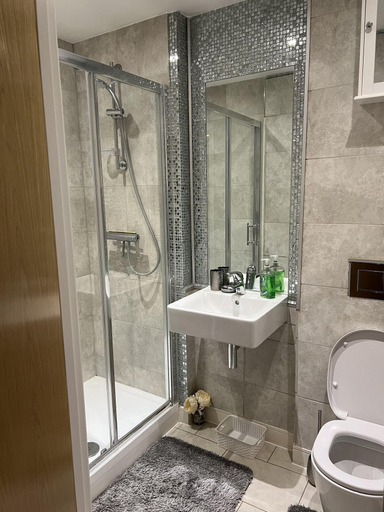 Bathroom 3, Inviting 2 Bedroom Apartment in Maidenhead, Windsor and Maidenhead