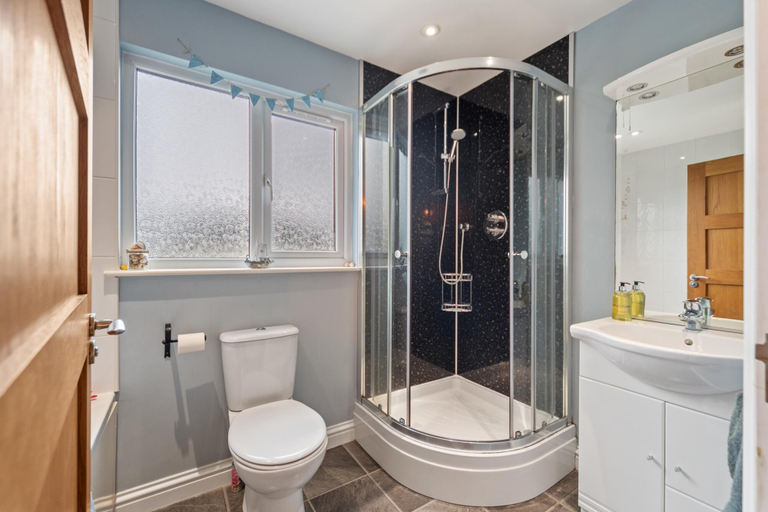 Bathroom 4, Y Deri - Close to Village and Beach, Pembrokeshire