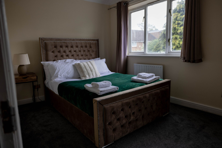 Room 5, Sleeps8-kingbeds-sofabed-garden-aircon-freeparking, London