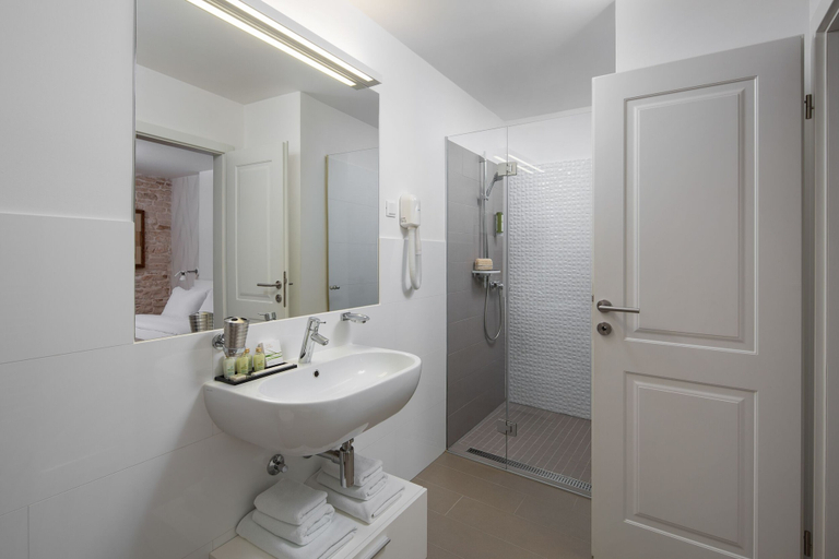 Bathroom 5, Hotel La Grisa, Bale