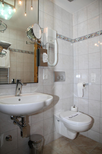 Bathroom 4, Wellnesshotel und Restaurant Hexenschopf, Breisgau-Hochschwarzwald