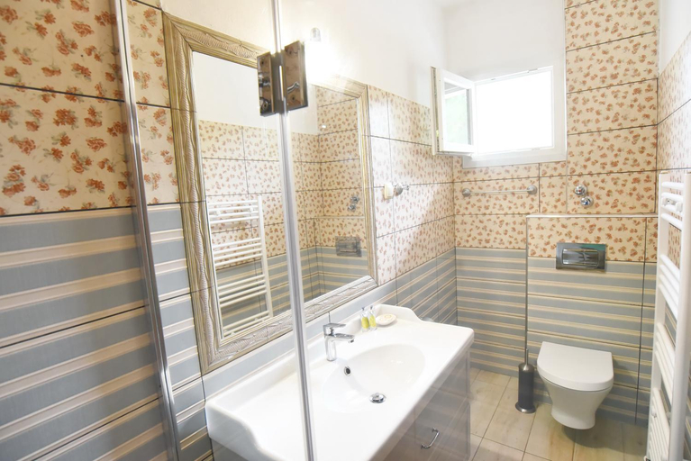 Bathroom 2, Laida studios, East Macedonia and Thrace