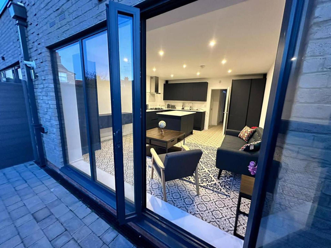 Others 5, Immaculate 4-bed House Near City Airport, London