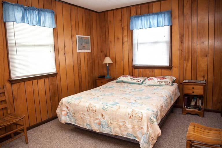 Room 2, Beachbux 3 Bedroom Cottage by RedAwning, Dare