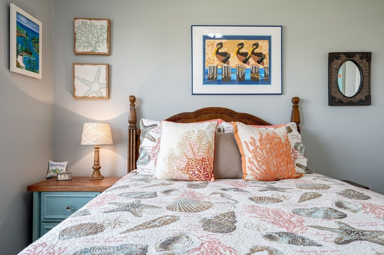 Room 4, Sea Leggs 3 Bedroom Home by RedAwning, Galveston