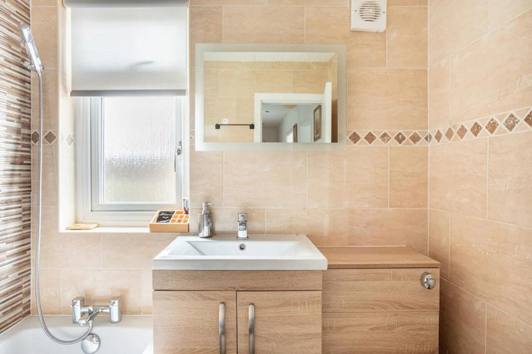 Bathroom 3, Captivating 2-bed House in Hamilton With Jacuzzi, South Lanarkshire