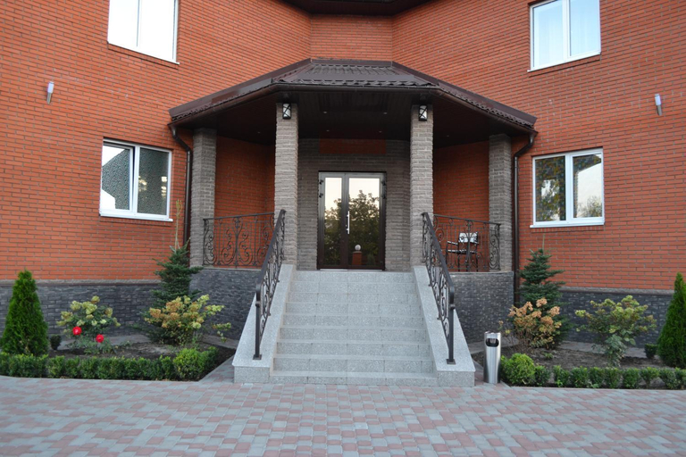 Exterior & Views