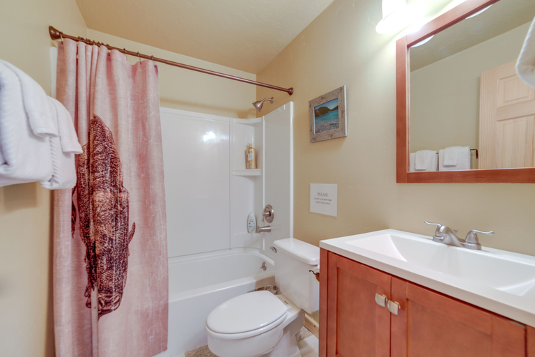 Bathroom 4, Custom Log Cabin w/ Views - 20 Mi to Yellowstone!, Fremont