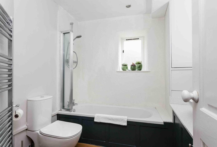 Bathroom, Beautiful Cotswold Cottage in Rodborough, Stroud, Gloucestershire