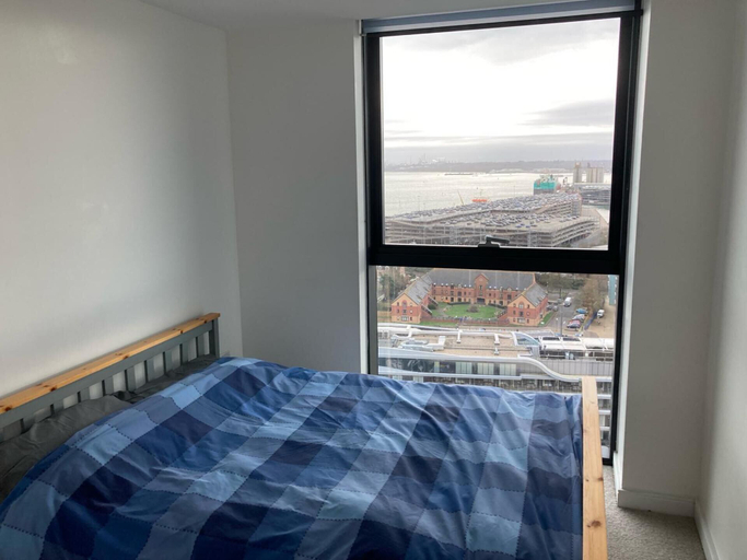 Bedroom 3, Stunning 3-bed, 3-bath Apartment in Southampton, Southampton