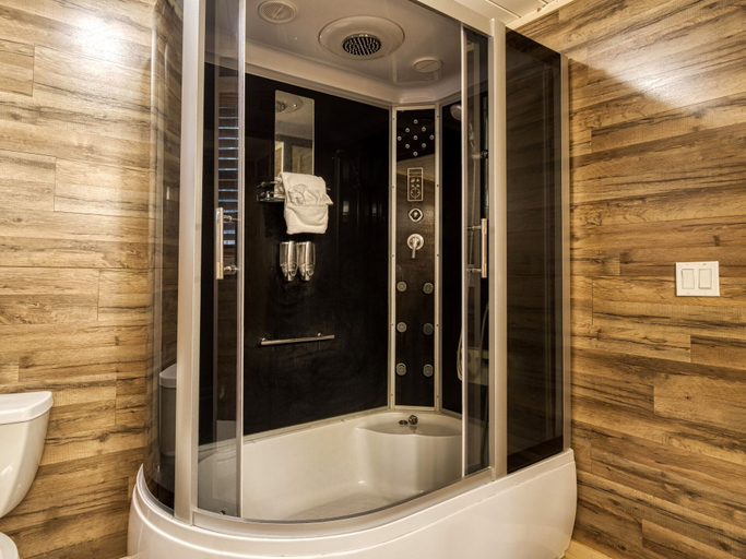 Bathroom 4, Hilltop Hideaway 3 Bedroom Cabin by RedAwning, Sevier