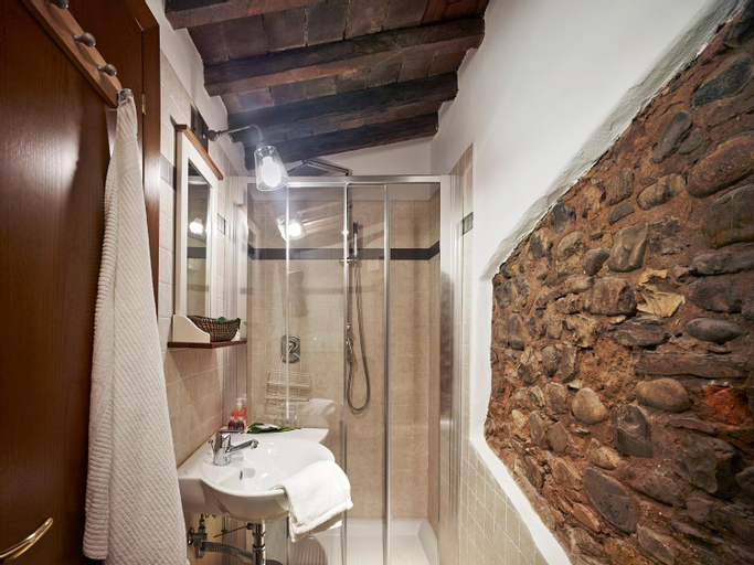 One of a kind Near The Duomo w/Balcony Palace Apt, Florence