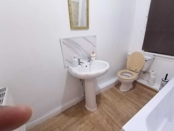 Bathroom 2, Beautiful 1-bed House in Leeds, Leeds