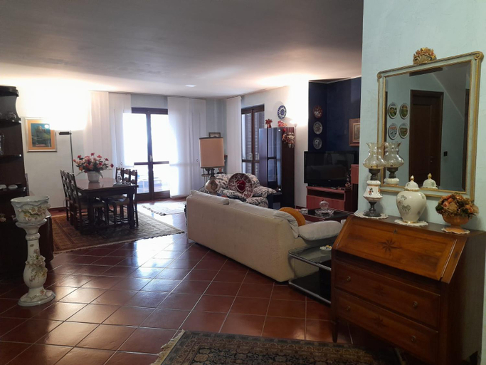 Others 2, Sentirsi a casa, Asti