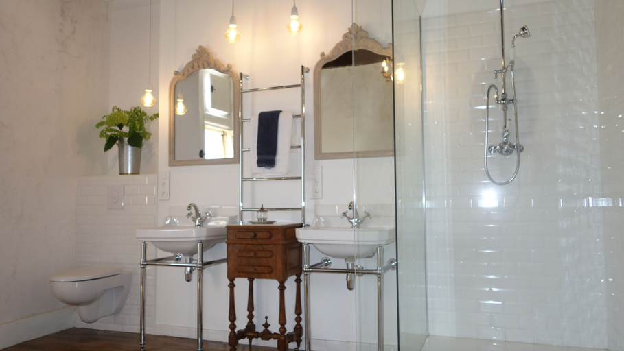 Bathroom 5, Château de Balsac, Aveyron