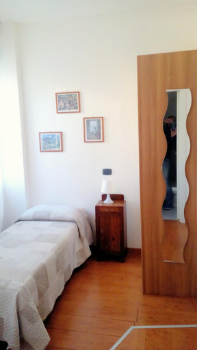 Others 5, Alloggio Cavour, Ferrara