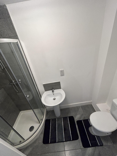 Bathroom 4, Lovely 1-bed Apartment in Salford, Manchester