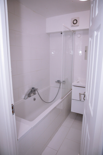 Bathroom 3, Stunning 2-bed Apartment in London, London