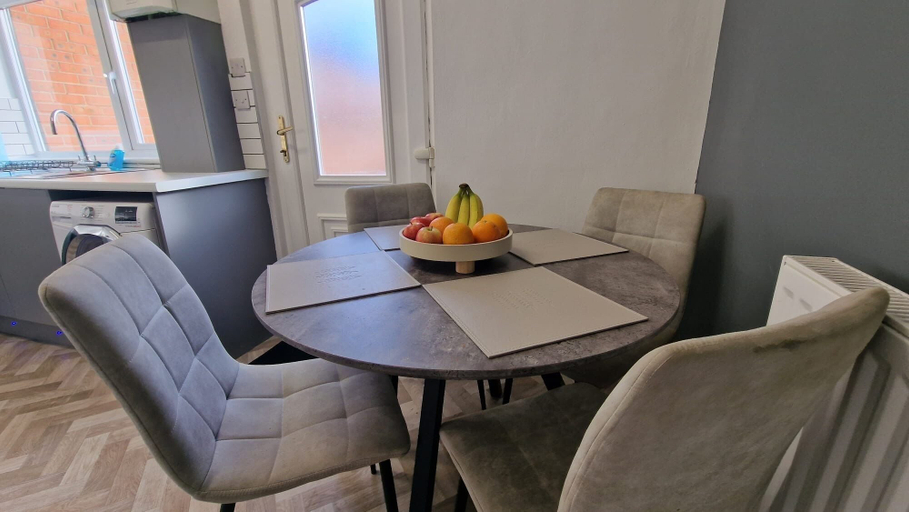 Dining, 2-bed Home - Sleeps 4, Parking & Garden, Darlington