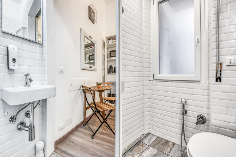 Bedroom 3, ANGOLO AL PONTE - Stanza indipendente con bagno in pieno centro storico, Pavia