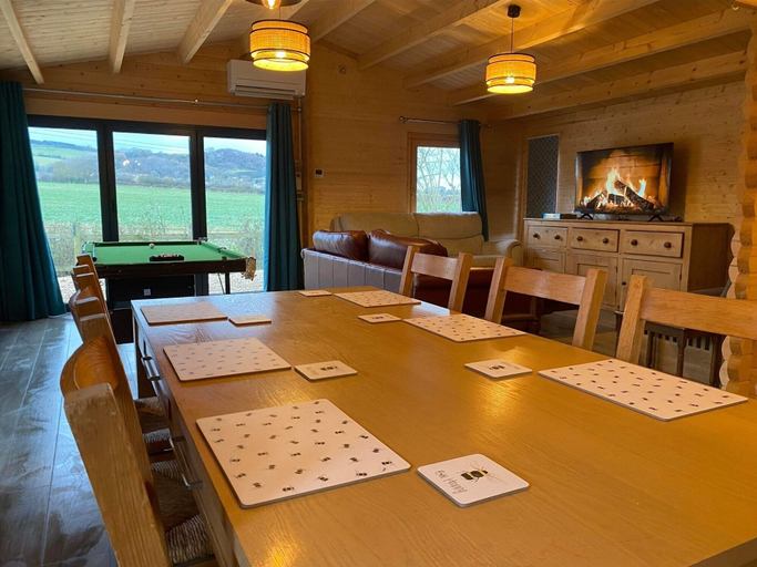 Food & Drinks, Inviting 2-bedroom Cabin in Ashton Under Hill, Worcestershire