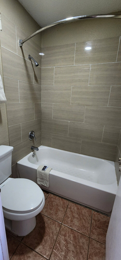 Bathroom 4, Super 7 Inn, Midland