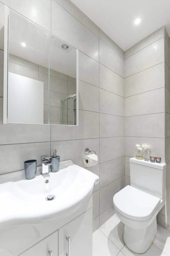 Bathroom 4, London Bermondsey, 4 People Studio in the Center, London