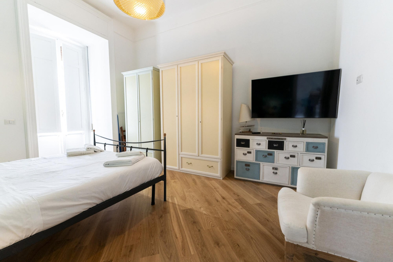 Bedroom 4, Piazza San Luigi 9 in Naples, Napoli