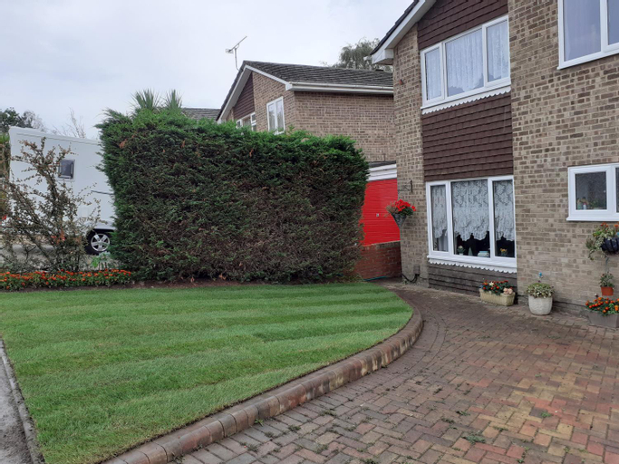 2 single beds for 2 guest, large room, Sofa, netflix, garden view, patio & seating, Poole