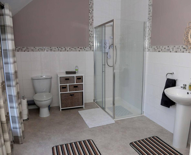 Bathroom 3, 3 Bed Farmhouse - Sleeps 6 - Wifi - Free Parking, Derry and Strabane