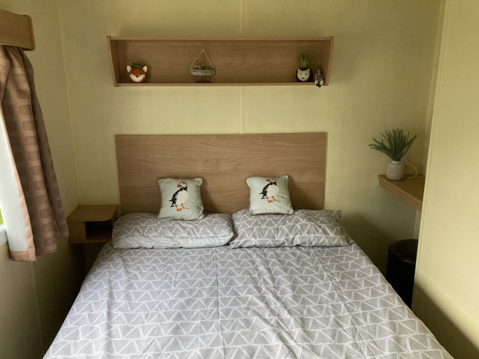 Bedroom 2, 3 Bed Caravan Sea Views Discounted Ferry, Isle of Wight