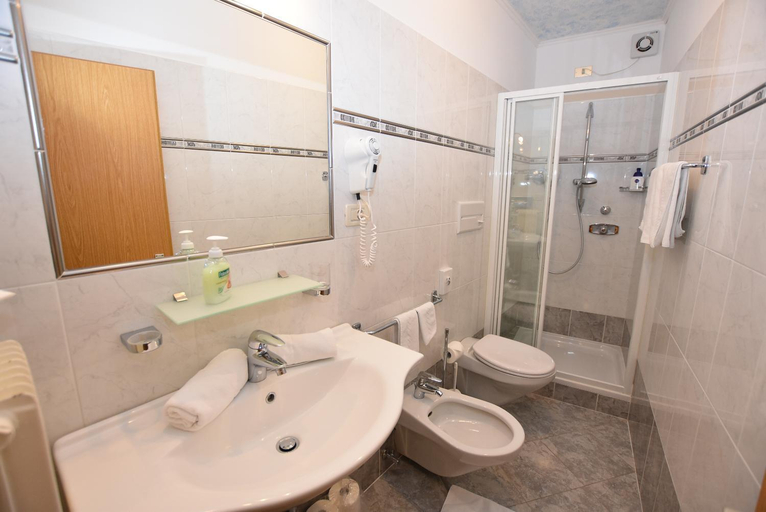 Bathroom 3, Hotel Gstatsch, Bolzano