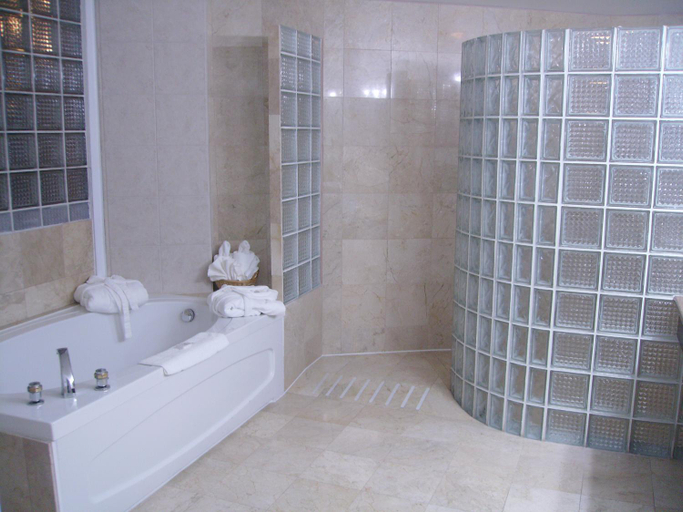 Bathroom 4, Days Inn & Suites by Wyndham North Bay Downtown, Nipissing