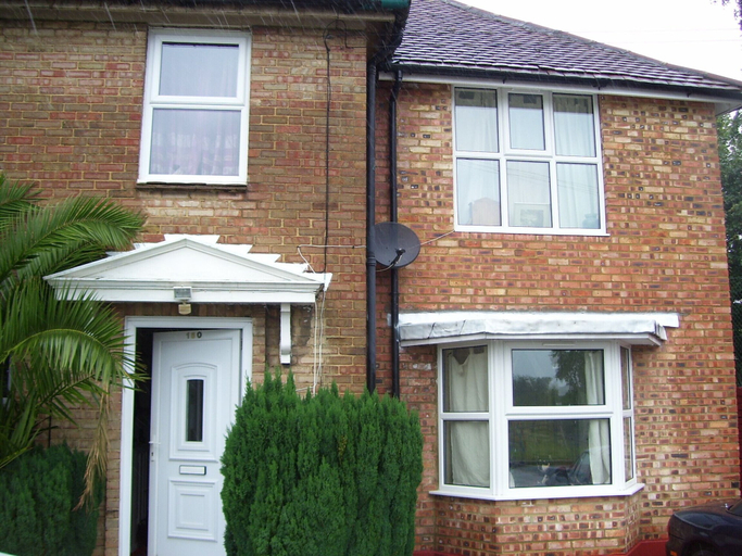 Exterior & Views, Lovely Studio in Twickenham, London