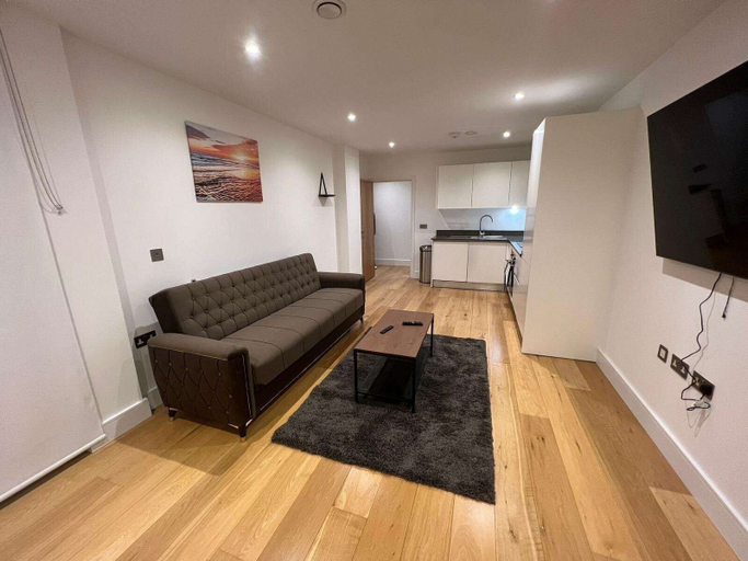 Others 3, Impeccable 2-bed Apartment in Erith, London