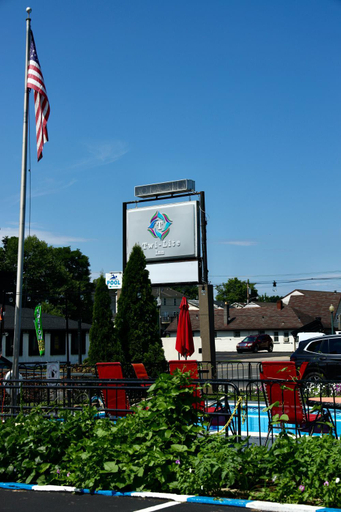 Others 4, Twi-Lite Inn, Warren