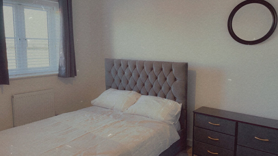 Bedroom 2, Impeccable 3-bed House in Northampton, Northamptonshire